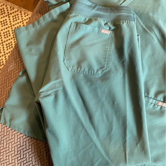 Fig’s Scrub Set - Picture 7 of 7